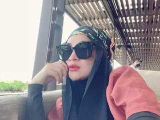 Istri Haji Isam ke Bangkok Beli Boneka Labubu, Tampil Cantik dan Kasual