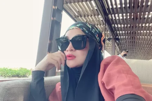 Istri Haji Isam ke Bangkok Beli Boneka Labubu, Tampil Cantik dan Kasual