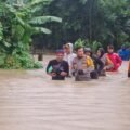 Kapolres Maros Terjun Langsung Bantu Evakuasi Korban arga Bajir