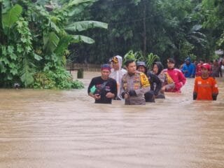 Kapolres Maros Terjun Langsung Bantu Evakuasi Korban arga Bajir
