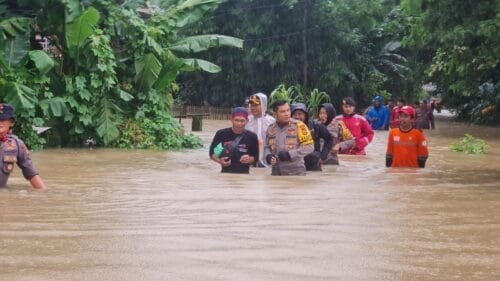 Kapolres Maros Terjun Langsung Bantu Evakuasi Korban arga Bajir
