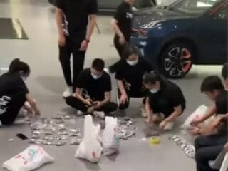 Pria Beli Mobil Pakai Uang Koin