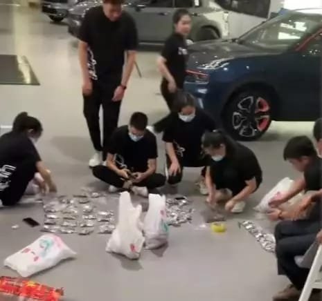 Pria Beli Mobil Pakai Uang Koin