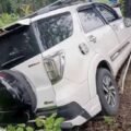 Mobil Kades Mekarsari Tabrak Pohon Besar di Cianjur