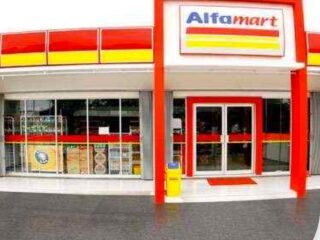 Karyawan Alfamart Melayani