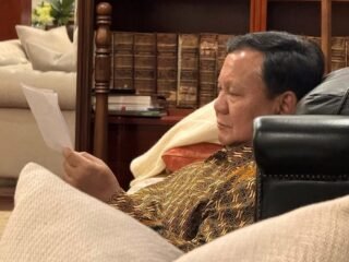 Siswa Sekolah Rakyat Cibinong Tulis Surat Menyentuh untuk Presiden Prabowo