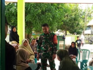 Babinsa Dampingi Penyaluran 322 Karung Beras untuk Warga Kurang Mampu di Desa Parak