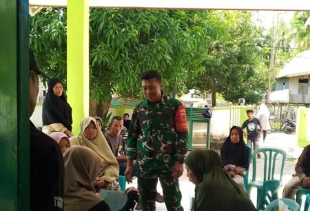 Babinsa Dampingi Penyaluran 322 Karung Beras untuk Warga Kurang Mampu di Desa Parak