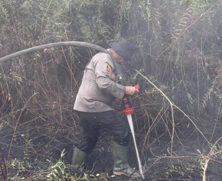 Polres Kepulauan Meranti Gencar Padamkan Karhutla di Tebing Tinggi Barat