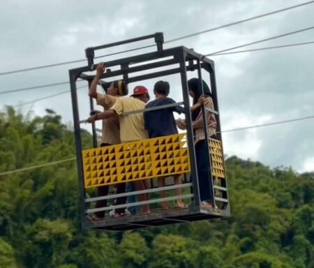 Meniti Harapan di Atas Jembatan Gantung Dusun Katoang