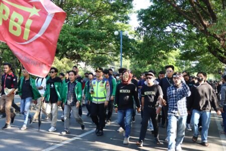 Kapolres Maros Jalan Kaki 5 Km Dampingi Massa Aksi