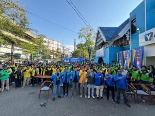 DPD KNPI Makassar Berbagi Ratusan Paket Sembako untuk Driver Ojol