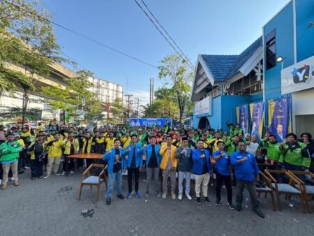 DPD KNPI Makassar Berbagi Ratusan Paket Sembako untuk Driver Ojol
