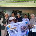 SELAYAR – Rumah BUMN Selayar kembali menegaskan komitmennya dalam mendukung kemajuan pelaku usaha mikro, kecil, dan menengah (UMKM) di Kabupaten Kepulauan Selayar. Memasuki usia ke-7 tahun, lembaga ini terus menghadirkan pendampingan intensif yang tidak hanya fokus pada keberlangsungan usaha, tetapi juga mendorong UMKM agar naik kelas di tengah persaingan pasar yang semakin ketat. Pada 22–23 September 2025, Rumah BUMN Selayar bersama Asisten Manajer TJSL PT PLN (Persero) UID Sulselrabar, Syahlan, serta Pengelola Rumah BUMN PLN UID Sulselrabar, Haidir Ali, turun langsung melakukan pendampingan kepada sejumlah UMKM potensial. Beberapa di antaranya yakni Terasi To Riolo, Abon Ikan Baji Ati, Kios Desi (Emping Selayar), Gerai Al Birru (Kerajinan Batok Kelapa), hingga Capten Sweet (Aneka Kue). Pendampingan tersebut difokuskan pada peningkatan kapasitas produksi, perluasan pasar, peningkatan omzet, pelibatan masyarakat sekitar, hingga mendorong keberanian pelaku usaha untuk menembus pasar luar daerah. Selain itu, kegiatan ini juga menjadi ajang evaluasi perkembangan usaha mitra binaan setelah mengikuti berbagai program dari Rumah BUMN Selayar. “Melalui pendampingan yang berkesinambungan, kami berharap para pelaku usaha dapat terus tumbuh, berinovasi, dan berkontribusi bagi perekonomian serta kesejahteraan masyarakat Selayar,” ungkap pengelola Rumah BUMN Selayar. Dengan langkah konsisten ini, Rumah BUMN Selayar semakin meneguhkan posisinya sebagai pusat pemberdayaan UMKM sekaligus mitra strategis dalam mencetak lebih banyak pelaku usaha lokal yang mampu bersaing dan naik kelas di masa depan.