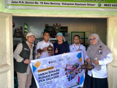 SELAYAR – Rumah BUMN Selayar kembali menegaskan komitmennya dalam mendukung kemajuan pelaku usaha mikro, kecil, dan menengah (UMKM) di Kabupaten Kepulauan Selayar. Memasuki usia ke-7 tahun, lembaga ini terus menghadirkan pendampingan intensif yang tidak hanya fokus pada keberlangsungan usaha, tetapi juga mendorong UMKM agar naik kelas di tengah persaingan pasar yang semakin ketat. Pada 22–23 September 2025, Rumah BUMN Selayar bersama Asisten Manajer TJSL PT PLN (Persero) UID Sulselrabar, Syahlan, serta Pengelola Rumah BUMN PLN UID Sulselrabar, Haidir Ali, turun langsung melakukan pendampingan kepada sejumlah UMKM potensial. Beberapa di antaranya yakni Terasi To Riolo, Abon Ikan Baji Ati, Kios Desi (Emping Selayar), Gerai Al Birru (Kerajinan Batok Kelapa), hingga Capten Sweet (Aneka Kue). Pendampingan tersebut difokuskan pada peningkatan kapasitas produksi, perluasan pasar, peningkatan omzet, pelibatan masyarakat sekitar, hingga mendorong keberanian pelaku usaha untuk menembus pasar luar daerah. Selain itu, kegiatan ini juga menjadi ajang evaluasi perkembangan usaha mitra binaan setelah mengikuti berbagai program dari Rumah BUMN Selayar. “Melalui pendampingan yang berkesinambungan, kami berharap para pelaku usaha dapat terus tumbuh, berinovasi, dan berkontribusi bagi perekonomian serta kesejahteraan masyarakat Selayar,” ungkap pengelola Rumah BUMN Selayar. Dengan langkah konsisten ini, Rumah BUMN Selayar semakin meneguhkan posisinya sebagai pusat pemberdayaan UMKM sekaligus mitra strategis dalam mencetak lebih banyak pelaku usaha lokal yang mampu bersaing dan naik kelas di masa depan.
