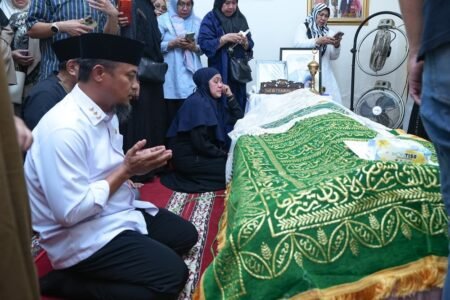 Mertua Khofifah Indar Parawansa Meninggal Dunia, Gubernur Sulsel Sampaikan Duka Mendalam