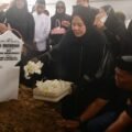 Isak Tangis Iringi Pemakaman Ibunda Wakil Gubernur Sulsel di Sidrap