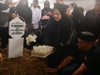 Isak Tangis Iringi Pemakaman Ibunda Wakil Gubernur Sulsel di Sidrap