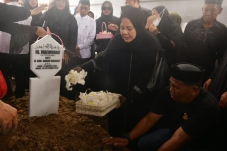 Isak Tangis Iringi Pemakaman Ibunda Wakil Gubernur Sulsel di Sidrap