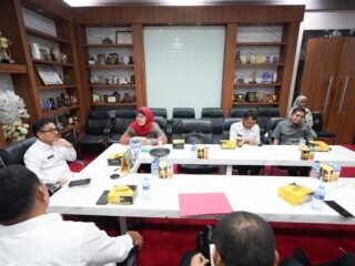 Sekretaris Daerah Provinsi Sulawesi Selatan, Jufri Rahman, menerima kunjungan Analis Pemberantasan Tindak Pidana Korupsi Ahli Madya Komisi Pemberantasan Korupsi (KPK) RI, Anna Devi Azhar Tamala, di ruang rapat Sekda, Rabu, 15 Oktober 2025. Pertemuan tersebut bertujuan untuk memperkuat koordinasi dan diskusi mengenai Peta Kerawanan dan Pengendalian Gratifikasi di lingkungan Pemerintah Provinsi (Pemprov) Sulsel. Kegiatan ini juga menjadi sarana edukasi publik dalam mencegah potensi praktik korupsi yang berkaitan dengan penerimaan gratifikasi oleh aparatur negara. Menurut Sekda Jufri Rahman, kegiatan ini penting untuk meningkatkan kesadaran jajaran Pemprov Sulsel terhadap risiko gratifikasi. “Tentu kegiatan ini sangat baik, menambah wawasan kita apa yang termasuk gratifikasi,” ujar Jufri Rahman. Ia menilai, edukasi langsung dari KPK memberi pemahaman konkret mengenai bentuk-bentuk gratifikasi yang sering tidak disadari sebagai pelanggaran. Pertemuan ini merupakan bagian dari upaya pencegahan tindak pidana korupsi sebagaimana diamanatkan dalam Pasal 6 huruf a Undang-Undang Nomor 19 Tahun 2019 tentang Perubahan Kedua atas Undang-Undang Nomor 30 Tahun 2002 tentang Komisi Pemberantasan Tindak Pidana Korupsi. Kegiatan ini juga menjadi tindak lanjut peningkatan pemahaman terkait gratifikasi di lingkungan Sekretariat Daerah dan Sekretariat DPRD Provinsi Sulawesi Selatan. Dari paparan KPK, 63 persen kasus tindak pidana korupsi yang ditangani KPK berkaitan dengan gratifikasi atau penyuapan. Berdasarkan profesi, pelaku terbanyak berasal dari kalangan swasta, disusul pejabat eselon, anggota DPR dan DPRD, serta unsur lainnya. Gratifikasi sendiri diartikan sebagai pemberian dalam arti luas, mencakup uang, barang, rabat, komisi, tiket perjalanan, fasilitas penginapan, pengobatan gratis, wisata, atau bentuk fasilitas lain. Dalam Pasal 12B Undang-Undang Nomor 31 Tahun 1999 jo. UU Nomor 20 Tahun 2001, disebutkan bahwa “setiap gratifikasi kepada pegawai negeri atau penyelenggara negara dianggap suap apabila berhubungan dengan jabatannya dan berlawanan dengan kewajiban atau tugasnya.” (*)