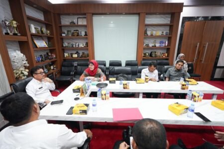 Sekretaris Daerah Provinsi Sulawesi Selatan, Jufri Rahman, menerima kunjungan Analis Pemberantasan Tindak Pidana Korupsi Ahli Madya Komisi Pemberantasan Korupsi (KPK) RI, Anna Devi Azhar Tamala, di ruang rapat Sekda, Rabu, 15 Oktober 2025. Pertemuan tersebut bertujuan untuk memperkuat koordinasi dan diskusi mengenai Peta Kerawanan dan Pengendalian Gratifikasi di lingkungan Pemerintah Provinsi (Pemprov) Sulsel. Kegiatan ini juga menjadi sarana edukasi publik dalam mencegah potensi praktik korupsi yang berkaitan dengan penerimaan gratifikasi oleh aparatur negara. Menurut Sekda Jufri Rahman, kegiatan ini penting untuk meningkatkan kesadaran jajaran Pemprov Sulsel terhadap risiko gratifikasi. “Tentu kegiatan ini sangat baik, menambah wawasan kita apa yang termasuk gratifikasi,” ujar Jufri Rahman. Ia menilai, edukasi langsung dari KPK memberi pemahaman konkret mengenai bentuk-bentuk gratifikasi yang sering tidak disadari sebagai pelanggaran. Pertemuan ini merupakan bagian dari upaya pencegahan tindak pidana korupsi sebagaimana diamanatkan dalam Pasal 6 huruf a Undang-Undang Nomor 19 Tahun 2019 tentang Perubahan Kedua atas Undang-Undang Nomor 30 Tahun 2002 tentang Komisi Pemberantasan Tindak Pidana Korupsi. Kegiatan ini juga menjadi tindak lanjut peningkatan pemahaman terkait gratifikasi di lingkungan Sekretariat Daerah dan Sekretariat DPRD Provinsi Sulawesi Selatan. Dari paparan KPK, 63 persen kasus tindak pidana korupsi yang ditangani KPK berkaitan dengan gratifikasi atau penyuapan. Berdasarkan profesi, pelaku terbanyak berasal dari kalangan swasta, disusul pejabat eselon, anggota DPR dan DPRD, serta unsur lainnya. Gratifikasi sendiri diartikan sebagai pemberian dalam arti luas, mencakup uang, barang, rabat, komisi, tiket perjalanan, fasilitas penginapan, pengobatan gratis, wisata, atau bentuk fasilitas lain. Dalam Pasal 12B Undang-Undang Nomor 31 Tahun 1999 jo. UU Nomor 20 Tahun 2001, disebutkan bahwa “setiap gratifikasi kepada pegawai negeri atau penyelenggara negara dianggap suap apabila berhubungan dengan jabatannya dan berlawanan dengan kewajiban atau tugasnya.” (*)