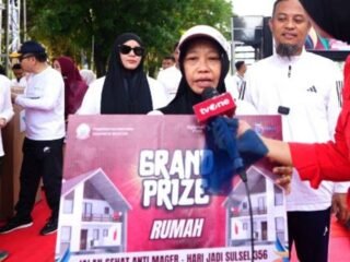 Rezeki Tak Terduga, Ibu Rumah Tangga Ini Bawa Pulang Rumah dari Jalan Sehat Sulsel