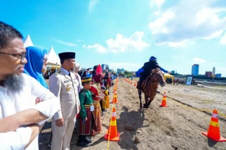 Gubernur Sulawesi Selatan Andi Sudirman Sulaiman secara resmi membuka kegiatan lomba Berkuda dan Memanah Piala Gubernur Cup 2025 yang dilaksanakan di Taman Andalan Center Point of Indonesia (CPI), Kota Makassar, Selasa (28/10/2025). Lomba Berkuda dan Memanah dalam rangka Road to Piala Presiden itu dihadiri Bupati Bone Andi Asman Sulaiman, Bupati Selayar Muh Natsir Ali, Ketua PORDASI Sulsel Iqbal Najamuddin serta unsur Forkopimda Sulsel. "Saya ucapkan selamat bertanding bagi peserta, tetap menjunjung tinggi sportivitas," ucapnya. Ia menjelaskan, piala Berkuda dan Memanah ini pertama kali dilaksanakan oleh Pemprov Sulsel bekerja sama dengan PORDASI. "Ini pertama kali dilaksanakan Pemprov Sulsel dengan bekerjasama PORDASI Sulsel. Berkuda sembari memanah ini bukan hal yang mudah dilakukan membutuhkan fokus yang tinggi. Sekali lagi saya ucapkan selamat bertanding," tandasnya. (*)
