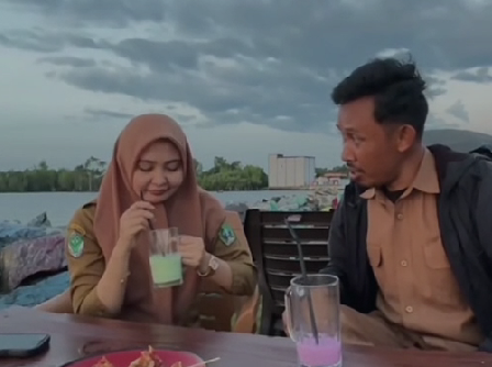 Sebuah video lucu unggahan akun TikTok @keras.kbo yang menampilkan interaksi kocak antara seorang konten kreator pria dan seorang perempuan