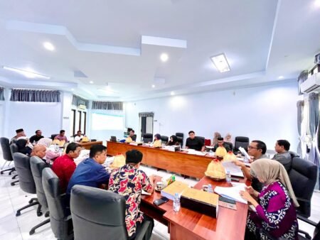 SELAYAR — Panitia Khusus (Pansus) I Dewan Perwakilan Rakyat Daerah (DPRD) Kabupaten Kepulauan Selayar menggelar rapat kerja bersama Asosiasi Pemerintah Desa Seluruh Indonesia (APDESI) dan Persatuan Anggota Badan Permusyawaratan Desa Seluruh Indonesia (PABPDSI) dalam rangka membahas Rancangan Peraturan Daerah (Ranperda) tentang Pemilihan Kepala Desa Serentak dan Antarwaktu, Jumat (10/10/2025). Rapat yang berlangsung di Ruang Rapat Komisi I DPRD Selayar, mulai pukul 14.00 Wita, tersebut menjadi langkah awal dalam menyatukan pandangan antar lembaga guna menyempurnakan regulasi pelaksanaan pemilihan kepala desa di Bumi Tanadoang. Ketua Pansus I DPRD Kepulauan Selayar, Andi Arpin, menegaskan bahwa Ranperda sangat penting untuk memastikan pelaksanaan pemilihan kepala desa di Selayar dapat berjalan secara tertib, serentak, dan berkeadilan. “Keterlibatan APDESI dalam rapat ini diharapkan dapat memberikan masukan langsung dari pemerintah desa, sehingga peraturan yang dibahas benar-benar berpihak pada kepentingan masyarakat desa,” ujarnya. Andi Arpin, menambahkan bahwa rapat ini juga menjadi ruang sinergi antara legislatif dan aparatur desa untuk menciptakan pelaksanaan Pilkades yang demokratis dan transparan. “Rapat kerja ini penting untuk menyatukan langkah dan memperkuat koordinasi agar pelaksanaan Pilkades berjalan sesuai ketentuan hukum yang berlaku,” ucapnya. Sementara itu, perwakilan PABPDSI Kabupaten Kepulauan Selayar turut memberikan pandangan terhadap regulasi yang akan menjadi dasar pelaksanaan pemilihan kepala desa secara serentak di seluruh wilayah kabupaten. Ketua Pansus, menegaskan komitmen pihaknya untuk mengawal lahirnya regulasi yang kuat dan adaptif, demi mendukung tata kelola pemerintahan desa yang lebih baik dan berintegritas. Dengan adanya pembahasan ini, diharapkan Ranperda tentang Pemilihan Kepala Desa Serentak dan Antarwaktu dapat segera disahkan dan menjadi landasan hukum pelaksanaan Pilkades yang efisien, demokratis, dan partisipatif di Kabupaten Kepulauan Selayar.