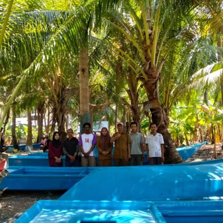 Desa Polassi Salurkan 12 Unit Sampan Fiber, Dukung Perekonomian Nelayan Lokal