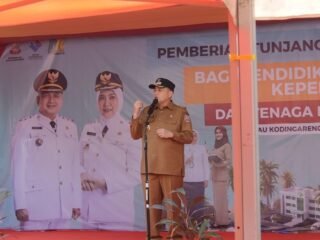 Munafri–Aliyah Sambangi Pulau, Bagikan Tunjangan Guru, Nakes, dan Seragam Gratis