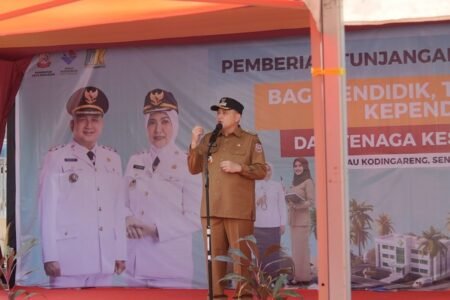 Munafri–Aliyah Sambangi Pulau, Bagikan Tunjangan Guru, Nakes, dan Seragam Gratis