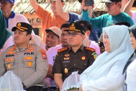 Potret Kajari Selayar Dr. Muh Asri Irwan, S.H.,M.H saat Launcing Program Gemerlap di Desa Mekar Indah