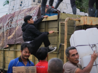 Aksi Nyata “Manusia Terkuat di Bumi”, Turun Tangan Bantu Korban Banjir Aceh